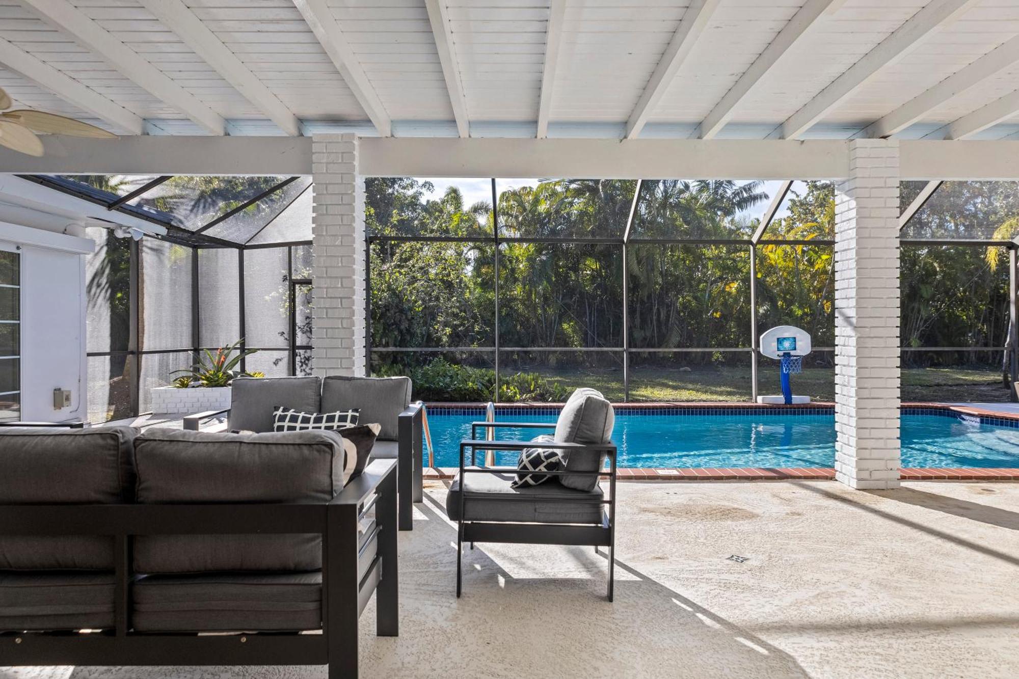 Tranquil Heirloom Hideaway Pool In South Holiday home *